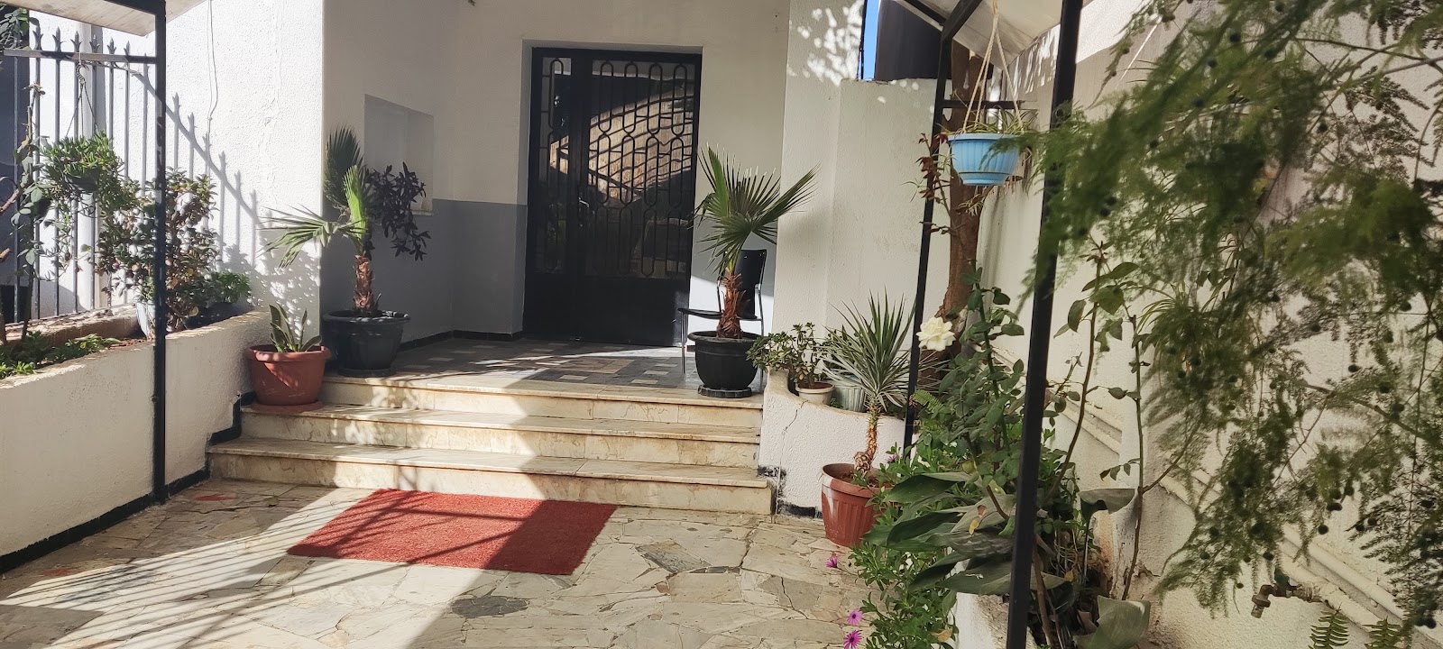 Photographie réelle de l'entrée de l'EHEA publiée sur Google Maps